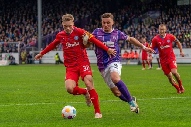 Jonas Sterner (Holstein Kiel, 32), Erik Engelhardt (VfL Osnabrueck, 09) GER, VfL Osnabrueck vs. Holstein Kiel, Fußball, 2. Bundesliga, 12. Spieltag, Spielzeit 2023 2024, 04.11.2023 DFL REGULATIONS PROHIBIT ANY USE OF PHOTOGRAPHS AS IMAGE SEQUENCES AND OR QUASI-VIDEO VfL Osnabrueck vs. Holstein Kiel, Fußball, 2. Bundesliga, 12. Spieltag, Spielzeit 2023 2024, 04.11.2023 Osnabrueck