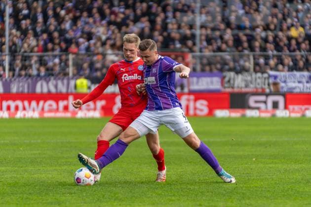 Erik Engelhardt (VfL Osnabrueck, 09) Marco Komenda (Holstein Kiel, 03) GER, VfL Osnabrueck vs. Holstein Kiel, Fußball, 2. Bundesliga, 12. Spieltag, Spielzeit 2023 2024, 04.11.2023 DFL REGULATIONS PROHIBIT ANY USE OF PHOTOGRAPHS AS IMAGE SEQUENCES AND OR QUASI-VIDEO VfL Osnabrueck vs. Holstein Kiel, Fußball, 2. Bundesliga, 12. Spieltag, Spielzeit 2023 2024, 04.11.2023 Osnabrueck
