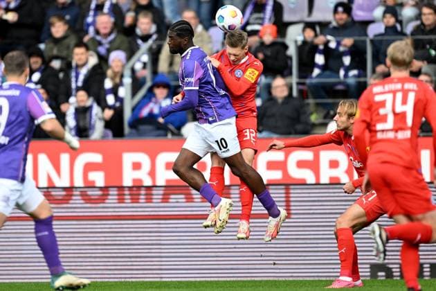2. Bundesliga - VfL Osnabrück - Holstein Kiel am 04.11.2023 an der Bremer Brücke in Osnabrück Kwasi Okyere Otschi Wriedt (Osnabrueck) im Zweikampf gegen Jonas Sterner (Kiel)