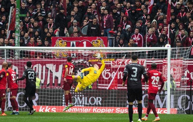 Viel Arbeit für Lauterns Torwart Julian Krahl (18) GER, 1. FC Kaiserslautern vs. Greuter Fürth, Fussball. 2. Liga, 12. Spieltag, Spielzeit 2023 2024, 4.11.2023 DFL REGULATIONS PROHIBIT ANY USE OF PHOTOGRAPHS AS IMAGE SEQUENCES AND OR QUASI-VIDEO, 1. FC Kaiserslautern vs. Greuter Fürth, Fussball. 2. Liga, 12. Spieltag, Spielzeit 2023 2024, 4.11.2023 Kaiserslautern