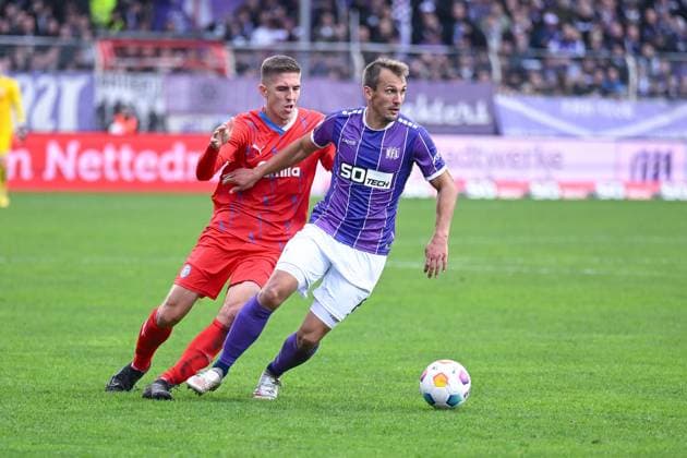 04.11.2023, Fussball, 2. Bundesliga, 12. Spieltag Saison 2023 2024, VfL Osnabrück - Holstein Kiel, Marko Ivezic (Holstein Kiel), Robert Tesche (VfL 1899 Osnabrück) xRHR-FOTO TKx