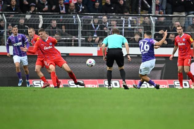 2. Bundesliga - VfL Osnabrück - Holstein Kiel am 04.11.2023 an der Bremer Brücke in Osnabrück Tor zum 1:0. Torschuetze Torschütze Dave Gnaase (Osnabrueck) mit dem Treffer zum 1:0.