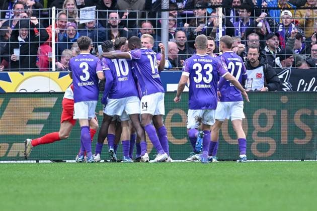 04.11.2023, Fussball, 2. Bundesliga, 12. Spieltag Saison 2023 2024, VfL Osnabrück - Holstein Kiel, Dave Gnaase (VfL 1899 Osnabrück) freut sich über das Tor zum 1:0 mit der Mannschaft. xRHR-FOTO TKx