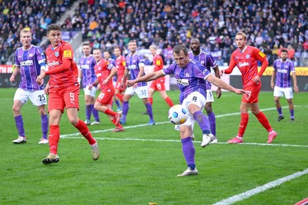 04.11.2023, Fussball, 2. Bundesliga, 12. Spieltag Saison 2023 2024, VfL Osnabrück - Holstein Kiel, Benedikt Pichler (Holstein Kiel), Robert Tesche (VfL 1899 Osnabrück) xRHR-FOTO TKx