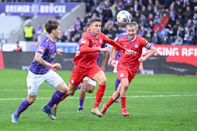 04.11.2023, Fussball, 2. Bundesliga, 12. Spieltag Saison 2023 2024, VfL Osnabrück - Holstein Kiel, Benedikt Pichler (Holstein Kiel), Florian Kleinhansl (VfL 1899 Osnabrück) xRHR-FOTO TKx