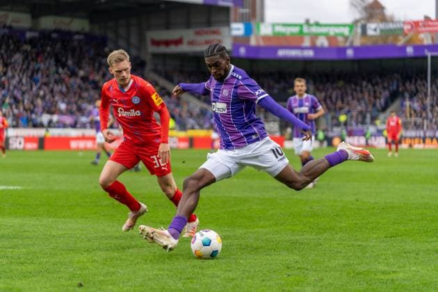 Kwasi Okyere Wriedt (VfL Osnabrueck, 10), Jonas Sterner (Holstein Kiel, 32) GER, VfL Osnabrueck vs. Holstein Kiel, Fußball, 2. Bundesliga, 12. Spieltag, Spielzeit 2023 2024, 04.11.2023 DFL REGULATIONS PROHIBIT ANY USE OF PHOTOGRAPHS AS IMAGE SEQUENCES AND OR QUASI-VIDEO VfL Osnabrueck vs. Holstein Kiel, Fußball, 2. Bundesliga, 12. Spieltag, Spielzeit 2023 2024, 04.11.2023 Osnabrueck