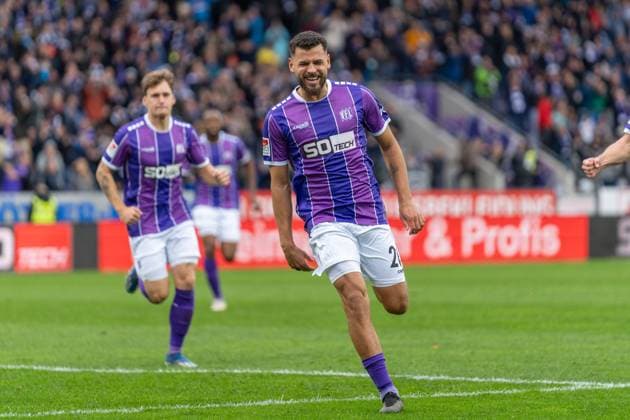 Dave Gnaase (VfL Osnabrueck, 26) jubelt nach seinem Treffer zum 1:0 GER, VfL Osnabrueck vs. Holstein Kiel, Fußball, 2. Bundesliga, 12. Spieltag, Spielzeit 2023 2024, 04.11.2023 DFL REGULATIONS PROHIBIT ANY USE OF PHOTOGRAPHS AS IMAGE SEQUENCES AND OR QUASI-VIDEO VfL Osnabrueck vs. Holstein Kiel, Fußball, 2. Bundesliga, 12. Spieltag, Spielzeit 2023 2024, 04.11.2023 Osnabrueck