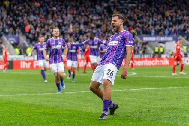 Dave Gnaase (VfL Osnabrueck, 26) jubelt nach seinem Treffer zum 1:0 GER, VfL Osnabrueck vs. Holstein Kiel, Fußball, 2. Bundesliga, 12. Spieltag, Spielzeit 2023 2024, 04.11.2023 DFL REGULATIONS PROHIBIT ANY USE OF PHOTOGRAPHS AS IMAGE SEQUENCES AND OR QUASI-VIDEO VfL Osnabrueck vs. Holstein Kiel, Fußball, 2. Bundesliga, 12. Spieltag, Spielzeit 2023 2024, 04.11.2023 Osnabrueck