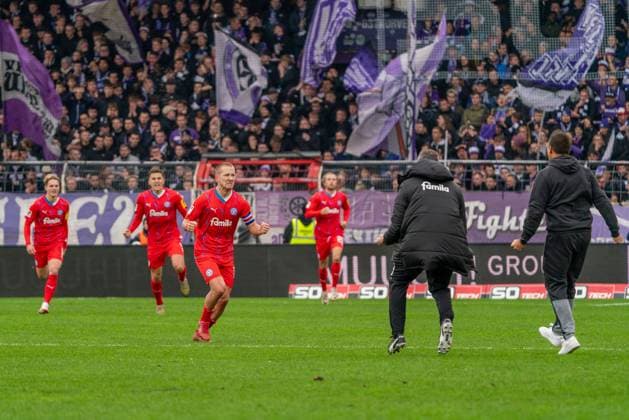 Holstein Kiel mit dem Ausgleich zum 1:1 durch Benedikt Pichler (Holstein Kiel, 09) GER, VfL Osnabrueck vs. Holstein Kiel, Fußball, 2. Bundesliga, 12. Spieltag, Spielzeit 2023 2024, 04.11.2023 DFL REGULATIONS PROHIBIT ANY USE OF PHOTOGRAPHS AS IMAGE SEQUENCES AND OR QUASI-VIDEO VfL Osnabrueck vs. Holstein Kiel, Fußball, 2. Bundesliga, 12. Spieltag, Spielzeit 2023 2024, 04.11.2023 Osnabrueck