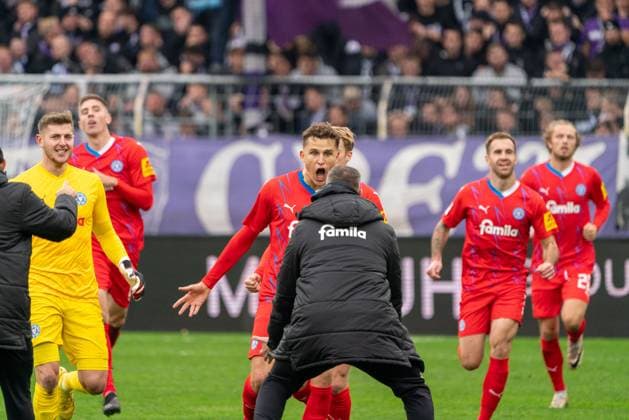 Holstein Kiel mit dem Ausgleich zum 1:1 durch Benedikt Pichler (Holstein Kiel, 09) GER, VfL Osnabrueck vs. Holstein Kiel, Fußball, 2. Bundesliga, 12. Spieltag, Spielzeit 2023 2024, 04.11.2023 DFL REGULATIONS PROHIBIT ANY USE OF PHOTOGRAPHS AS IMAGE SEQUENCES AND OR QUASI-VIDEO VfL Osnabrueck vs. Holstein Kiel, Fußball, 2. Bundesliga, 12. Spieltag, Spielzeit 2023 2024, 04.11.2023 Osnabrueck