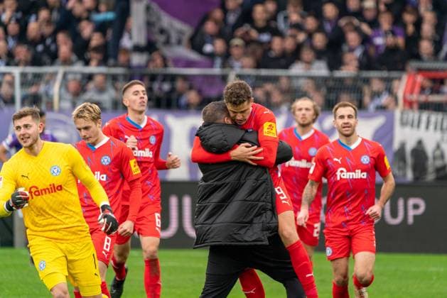 Holstein Kiel mit dem Ausgleich zum 1:1 durch Benedikt Pichler (Holstein Kiel, 09) GER, VfL Osnabrueck vs. Holstein Kiel, Fußball, 2. Bundesliga, 12. Spieltag, Spielzeit 2023 2024, 04.11.2023 DFL REGULATIONS PROHIBIT ANY USE OF PHOTOGRAPHS AS IMAGE SEQUENCES AND OR QUASI-VIDEO VfL Osnabrueck vs. Holstein Kiel, Fußball, 2. Bundesliga, 12. Spieltag, Spielzeit 2023 2024, 04.11.2023 Osnabrueck
