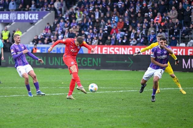04.11.2023, Fussball, 2. Bundesliga, 12. Spieltag Saison 2023 2024, VfL Osnabrück - Holstein Kiel, Benedikt Pichler (Holstein Kiel) erzielt das Tor zum 1:1. xRHR-FOTO TKx