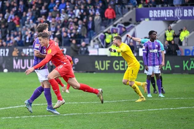 04.11.2023, Fussball, 2. Bundesliga, 12. Spieltag Saison 2023 2024, VfL Osnabrück - Holstein Kiel, Benedikt Pichler (Holstein Kiel) freut sich über das Tor zum 1:1. xRHR-FOTO TKx