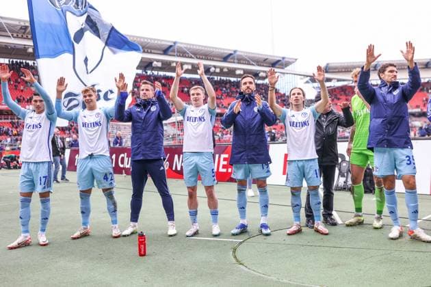 04.11.2023, Fussball, 2. Bundesliga, 12. Spieltag, Saison 2023 2024, 1. FC Nürnberg - FC Schalke 04, Mannschaft des FC Schalke 04 feiert den Auswärtssieg mit den Fans. Nürnberg Max-Morlock-Stadion Bayern Deutschland xRHR-FOTO TRx
