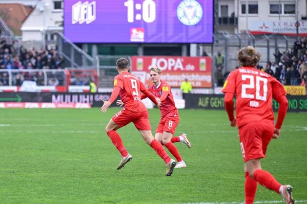 04.11.2023, Fussball, 2. Bundesliga, 12. Spieltag Saison 2023 2024, VfL Osnabrück - Holstein Kiel, Benedikt Pichler (Holstein Kiel) freut sich über das Tor zum 1:1 mit Finn Porath (Holstein Kiel). xRHR-FOTO TKx
