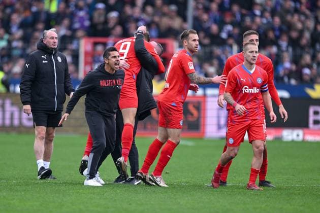 04.11.2023, Fussball, 2. Bundesliga, 12. Spieltag Saison 2023 2024, VfL Osnabrück - Holstein Kiel, Benedikt Pichler (Holstein Kiel) freut sich über das Tor zum 1:1 mit der Mannschaft. Marcel Rapp (Holstein Kiel) xRHR-FOTO TKx