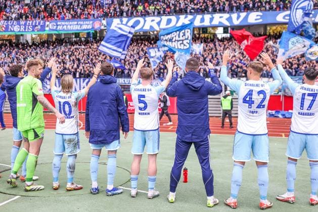 04.11.2023, Fussball, 2. Bundesliga, 12. Spieltag, Saison 2023 2024, 1. FC Nürnberg - FC Schalke 04, Mannschaft des FC Schalke 04 feiert den Auswärtssieg mit den Fans. Nürnberg Max-Morlock-Stadion Bayern Deutschland xRHR-FOTO TRx