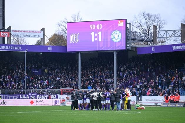 04.11.2023, Fussball, 2. Bundesliga, 12. Spieltag Saison 2023 2024, VfL Osnabrück - Holstein Kiel, Spielerkreis VfL Osnabrück mit Anzeigentafel 1:1. xRHR-FOTO TKx