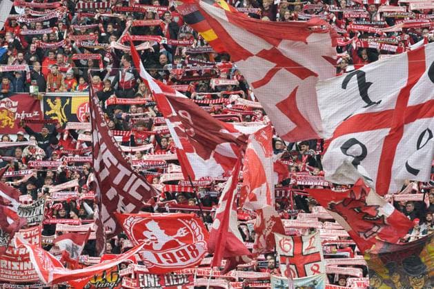 Fussball - 2. Bundesliga - Saison 2023 24 Kaiserslautern - Fritz-Walter-Stadion 28.10.2023 1. FC Kaiserslautern (fck) - SpVgg Greuther Fürth (fue) 0:2 Stimmung in der Westkurve Fussball - 2. Bundesliga - 1. FC Kaiserslautern