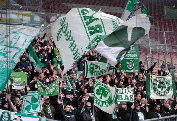 Fussball - 2. Bundesliga - Saison 2023 24 Kaiserslautern - Fritz-Walter-Stadion 28.10.2023 1. FC Kaiserslautern (fck) - SpVgg Greuther Fürth (fue) 0:2 Grund zur Freude hatten die Früher Fans Fussball - 2. Bundesliga - 1. FC Kaiserslautern