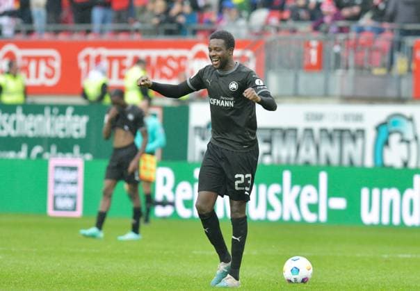 Fussball - 2. Bundesliga - Saison 2023 24 Kaiserslautern - Fritz-Walter-Stadion 28.10.2023 1. FC Kaiserslautern (fck) - SpVgg Greuther Fürth (fue) 0:2 Gideon JUNG (SpVgg Fürth), Torschütze zum 1:0 Fussball - 2. Bundesliga - 1. FC Kaiserslautern