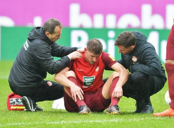 Fussball - 2. Bundesliga - Saison 2023 24 Kaiserslautern - Fritz-Walter-Stadion 28.10.2023 1. FC Kaiserslautern (fck) - SpVgg Greuther Fürth (fue) 0:2 Benommen nach einem Zusammenprall: Kevin KRAUS (1. FC Kaiserslautern), er musste ausgewechselt werden Fussball - 2. Bundesliga - 1. FC Kaiserslautern