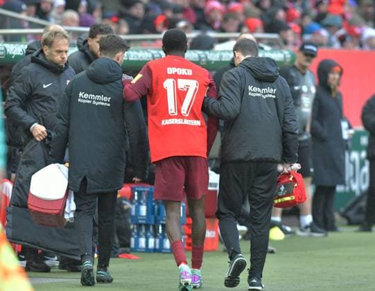 Fussball - 2. Bundesliga - Saison 2023 24 Kaiserslautern - Fritz-Walter-Stadion 28.10.2023 1. FC Kaiserslautern (fck) - SpVgg Greuther Fürth (fue) 0:2 Aaron OPOKU (1. FC Kaiserslautern) musste verletzt vom Platz Fussball - 2. Bundesliga - 1. FC Kaiserslautern