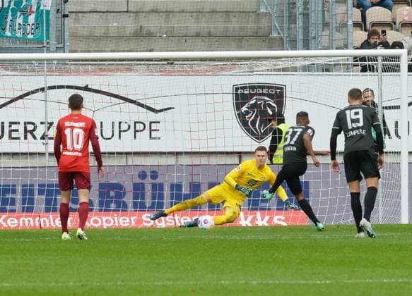 Fussball - 2. Bundesliga - Saison 2023 24 Kaiserslautern - Fritz-Walter-Stadion 28.10.2023 1. FC Kaiserslautern (fck) - SpVgg Greuther Fürth (fue) 0:2 11-Meter für Fürth durch Julian GREEN (SpVgg Fürth), Nr.37, Torwart Julian KRAHL (1. FC Kaiserslautern) ist ohne Chance Fussball - 2. Bundesliga - 1. FC Kaiserslautern
