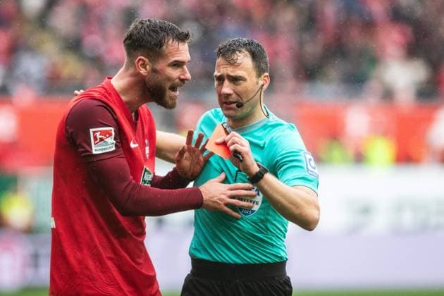 Pleite für Lautern: Boris Tomiak (2) kassiert von Felix Zwayer nach dem 1:2 auch noch die rote Karte. GER, 1. FC Kaiserslautern vs. Greuter Fürth, Fussball. 2. Liga, 12. Spieltag, Spielzeit 2023 2024, 4.11.2023 DFL REGULATIONS PROHIBIT ANY USE OF PHOTOGRAPHS AS IMAGE SEQUENCES AND OR QUASI-VIDEO, 1. FC Kaiserslautern vs. Greuter Fürth, Fussball. 2. Liga, 12. Spieltag, Spielzeit 2023 2024, 4.11.2023 Kaiserslautern