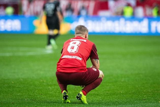 Nach der Kaiserslauterns Niederlage gegen Fürth ist Jean Zimmer (8) bedient. GER, 1. FC Kaiserslautern vs. Greuter Fürth, Fussball. 2. Liga, 12. Spieltag, Spielzeit 2023 2024, 4.11.2023 DFL REGULATIONS PROHIBIT ANY USE OF PHOTOGRAPHS AS IMAGE SEQUENCES AND OR QUASI-VIDEO, 1. FC Kaiserslautern vs. Greuter Fürth, Fussball. 2. Liga, 12. Spieltag, Spielzeit 2023 2024, 4.11.2023 Kaiserslautern