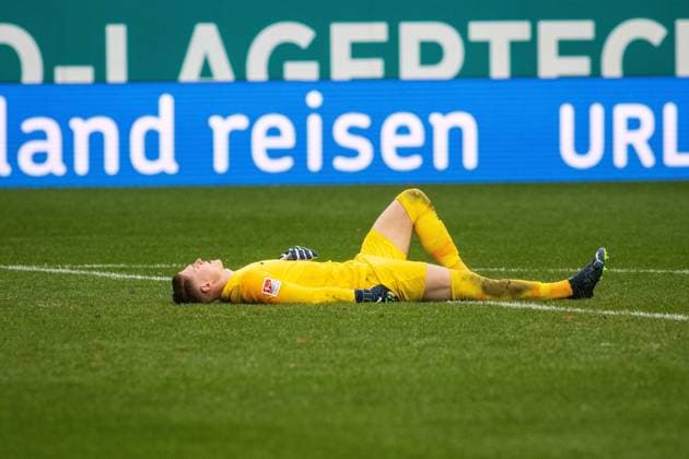 Nach der Kaiserslauterns Niederlage gegen Fürth ist Julian Krahl (18) bedient. GER, 1. FC Kaiserslautern vs. Greuter Fürth, Fussball. 2. Liga, 12. Spieltag, Spielzeit 2023 2024, 4.11.2023 DFL REGULATIONS PROHIBIT ANY USE OF PHOTOGRAPHS AS IMAGE SEQUENCES AND OR QUASI-VIDEO, 1. FC Kaiserslautern vs. Greuter Fürth, Fussball. 2. Liga, 12. Spieltag, Spielzeit 2023 2024, 4.11.2023 Kaiserslautern