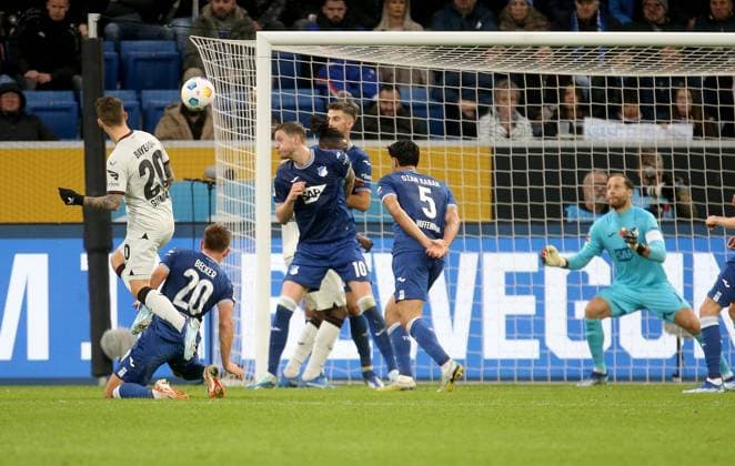 Alejandro Grimaldo (Leverkusen, links) erzielt das Tor zum 2:0 für Leverkusen) . Fussball: LIGA: Saison 23 24: TSG 1899 Hoffenheim - Bayer 04 Leverkusen , 10. Spieltag, 04.11.2023.