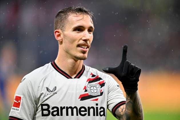 TOR zum 2:3 Alejandro Grimaldo Bayer 04 Leverkusen (20) Torjubel Gestik Geste TSG 1899 Hoffenheim vs Bayer 04 Leverkusen B04 04.11.2023 DFL REGULATIONS PROHIBIT ANY USE OF PHOTOGRAPHS AS IMAGE SEQUENCES AND OR QUASI-VIDEO TSG 1899 Hoffenheim vs Bayer 04 Leverkusen B04