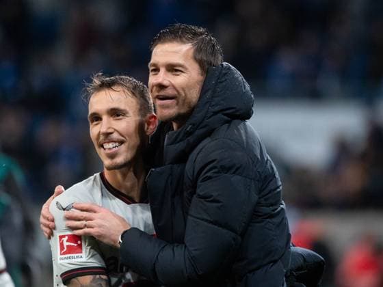 Sport Themen der Woche KW44 Sport Bilder des Tages Alejandro Grimaldo (Bayer 04 Leverkusen, 20), Xabi Alonso (Bayer 04 Leverkusen, Trainer) jubeln ueber den Sieg, GER, TSG 1899 Hoffenheim (TSG) vs Bayer 04 Leverkusen (B04), Fussball Bundesliga, 10. Spieltag, Saison 2023 2024, 04.11.2023 DFB DFL regulations prohibit any use of photographs as image sequences and or quasi-video GER, TSG 1899 Hoffenheim (TSG) vs Bayer 04 Leverkusen (B04), Fussball Bundesliga, 10. Spieltag, Saison 2023 2024, 04.11.2023 Sinsheim *** Alejandro Grimaldo Bayer 04 Leverkusen, 20 , Xabi Alonso Bayer 04 Leverkusen, coaches celebrate victory, GER, TSG 1899 Hoffenheim TSG vs Bayer 04 Leverkusen B04 , Bundesliga, Matchday 10, Season 2023 2024, 04 11 2023 DFB DFL regulations prohibit any use of photographs as image sequences and or quasi video GER, TSG 1899 Hoffenheim TSG vs Bayer 04 Leverkusen B04 , Fußball Bundesliga, 10 Spieltag, Saison 2023 2024, 04 11 2023 Sinsheim Copyright: xEibner-Pressefoto Memmlerx EP_MMR