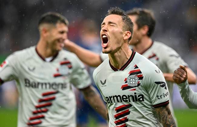 TOR zum 2:3 Alejandro Grimaldo Bayer 04 Leverkusen (20) Torjubel Gestik Geste mit Jonas Hofmann Bayer 04 Leverkusen (07) Jeremie Frimpong Bayer 04 Leverkusen (30) TSG 1899 Hoffenheim vs Bayer 04 Leverkusen B04 04.11.2023 DFL REGULATIONS PROHIBIT ANY USE OF PHOTOGRAPHS AS IMAGE SEQUENCES AND OR QUASI-VIDEO TSG 1899 Hoffenheim vs Bayer 04 Leverkusen B04