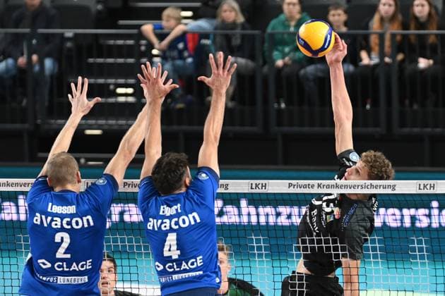 Volleyball I Herren I 2023-2024 I Bundesliga I DVV Pokal Achtelfinale I SVG Lüneburg - Baden Volleys SSC Karlsruhe I 4.11.2023 Felix Baumann (13, BADEN VOLLEYS SSC Karlsruhe) kommt nicht am Block von Blake Gregory Leeson (2, SVG Lüneburg) und Maxwell David Elgert (4, SVG Lüneburg) vorbei Lüneburg LKH Arena Niedersachsen Deutschland Copyright: xLobeca AndreasxHannigx