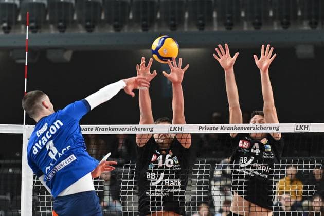 Volleyball I Herren I 2023-2024 I Bundesliga I DVV Pokal Achtelfinale I SVG Lüneburg - Baden Volleys SSC Karlsruhe I 4.11.2023 Jesse William Elser (3, SVG Lüneburg) durchschlägt den Block von Alexander Benz (16, BADEN VOLLEYS SSC Karlsruhe) und (4, BADEN VOLLEYS SSC Karlsruhe) Lüneburg LKH Arena Niedersachsen Deutschland Copyright: xLobeca AndreasxHannigx