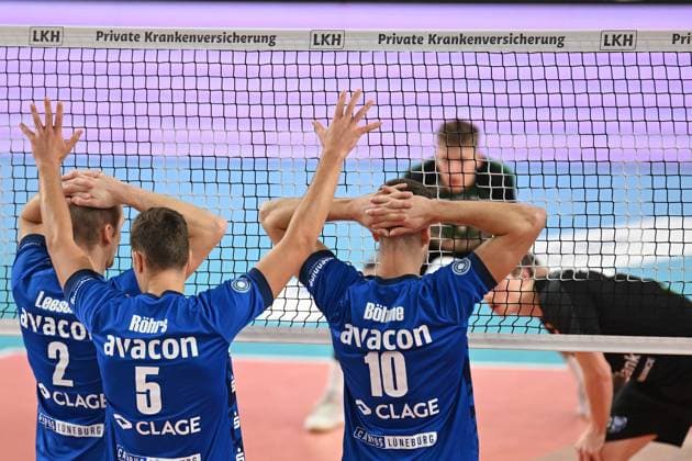 Volleyball I Herren I 2023-2024 I Bundesliga I DVV Pokal Achtelfinale I SVG Lüneburg - Baden Volleys SSC Karlsruhe I 4.11.2023 Symbolfoto Blake Gregory Leeson (2, SVG Lüneburg), Erik Johannes Röhrs (5, SVG Lüneburg) und Yann Böhme (10, SVG Lüneburg) Blockvorbereitung Lüneburg LKH Arena Niedersachsen Deutschland Copyright: xLobeca AndreasxHannigx