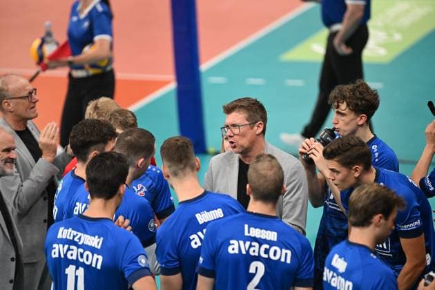 Volleyball I Herren I 2023-2024 I Bundesliga I DVV Pokal Achtelfinale I SVG Lüneburg - Baden Volleys SSC Karlsruhe I 4.11.2023 Stefan Hübner (SVG Lüneburg) stimmt seine Männer ein Lüneburg LKH Arena Niedersachsen Deutschland Copyright: xLobeca AndreasxHannigx
