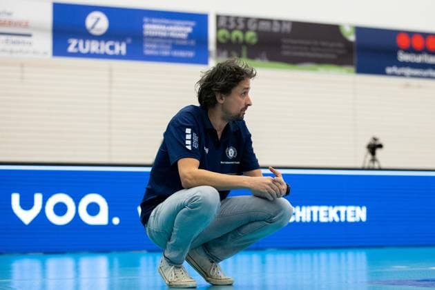 DVV-Pokal (Achtelfinale): Schwarz-Weiss Erfurt vs. VC Wiesbadent; Erfurt; 04.11.2023 Benedikt Frank (Trainer; VC Wiesbaden) DVV-Pokal (Achtelfinale): Schwarz-Weiss Erfurt vs. VC Wiesbadent; Riethsporthalle Erfurt; 04.11.2023 Copyright: xBEAUTIFULxSPORTS Duehringx