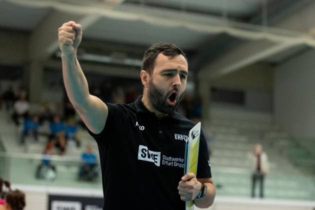 DVV-Pokal (Achtelfinale): Schwarz-Weiss Erfurt vs. VC Wiesbadent; Erfurt; 04.11.2023 Jubel, Mateusz Zarczynski (Trainer; Schwarz-Weiss Erfurt) DVV-Pokal (Achtelfinale): Schwarz-Weiss Erfurt vs. VC Wiesbadent; Riethsporthalle Erfurt; 04.11.2023 Copyright: xBEAUTIFULxSPORTS Duehringx