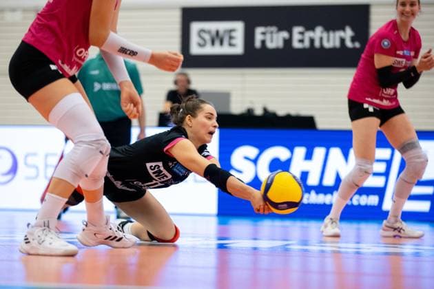 DVV-Pokal (Achtelfinale): Schwarz-Weiss Erfurt vs. VC Wiesbadent; Erfurt; 04.11.2023 Mia Anna Stauß ( 11; Schwarz-Weiss Erfurt) DVV-Pokal (Achtelfinale): Schwarz-Weiss Erfurt vs. VC Wiesbadent; Riethsporthalle Erfurt; 04.11.2023 Copyright: xBEAUTIFULxSPORTS Duehringx