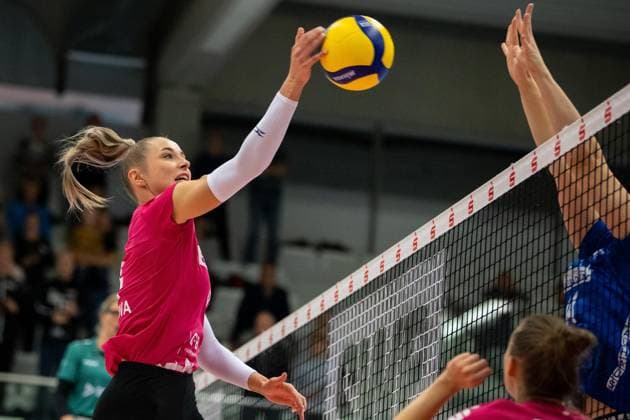 DVV-Pokal (Achtelfinale): Schwarz-Weiss Erfurt vs. VC Wiesbadent; Erfurt; 04.11.2023 Silvie Pavlova ( 4; Schwarz-Weiss Erfurt) gegen Jonna Wasserfaller ( 14; VC Wiesbaden) DVV-Pokal (Achtelfinale): Schwarz-Weiss Erfurt vs. VC Wiesbadent; Riethsporthalle Erfurt; 04.11.2023 Copyright: xBEAUTIFULxSPORTS Duehringx