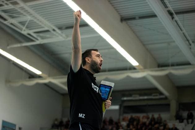 DVV-Pokal (Achtelfinale): Schwarz-Weiss Erfurt vs. VC Wiesbadent; Erfurt; 04.11.2023 Mateusz Zarczynski (Trainer; Schwarz-Weiss Erfurt) DVV-Pokal (Achtelfinale): Schwarz-Weiss Erfurt vs. VC Wiesbadent; Riethsporthalle Erfurt; 04.11.2023 Copyright: xBEAUTIFULxSPORTS Duehringx