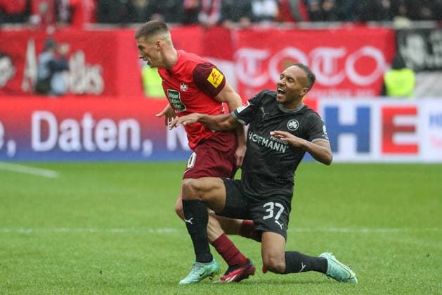 04.11.2023, xusrbx, Fussball 2.Bundesliga, 1.FC Kaiserslautern - Spvgg Greuther Fuerth emspor, v.l. Tobias Raschl (1. FC Kaiserslautern, 20), Julian Green (SpVgg Greuther Fuerth, 37), (DFL DFB REGULATIONS PROHIBIT ANY USE OF PHOTOGRAPHS as IMAGE SEQUENCES and or QUASI-VIDEO) Kaiserslautern