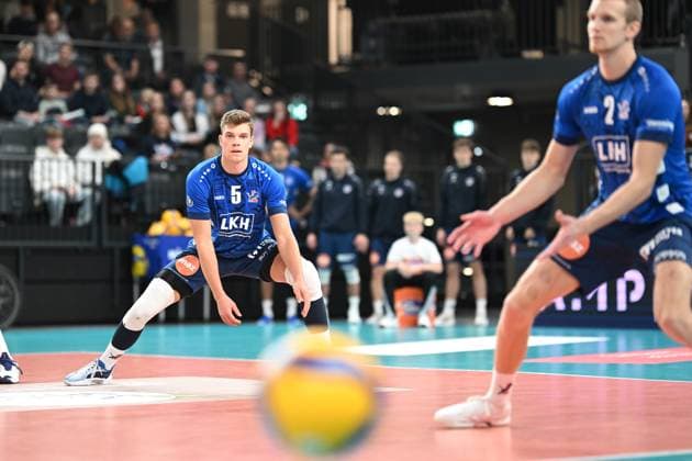 Volleyball I Herren I 2023-2024 I Bundesliga I DVV Pokal Achtelfinale I SVG Lüneburg - Baden Volleys SSC Karlsruhe I 4.11.2023 Erik Johannes Röhrs (5, SVG Lüneburg) kann den Ball nicht bekommen, Enttäuschung, Frust, Niedergeschlagenheit Lüneburg LKH Arena Niedersachsen Deutschland Copyright: xLobeca AndreasxHannigx