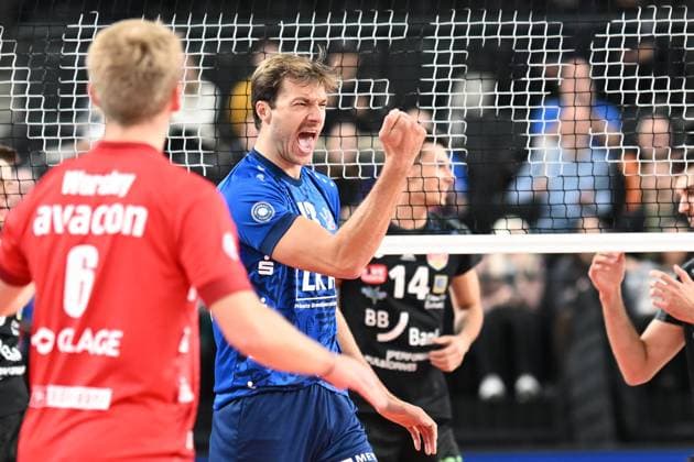 Volleyball I Herren I 2023-2024 I Bundesliga I DVV Pokal Achtelfinale I SVG Lüneburg - Baden Volleys SSC Karlsruhe I 4.11.2023 Matthew Knigge (13, SVG Lüneburg) mit einem wichtigen Punkt - Jubel, Freude Lüneburg LKH Arena Niedersachsen Deutschland Copyright: xLobeca AndreasxHannigx
