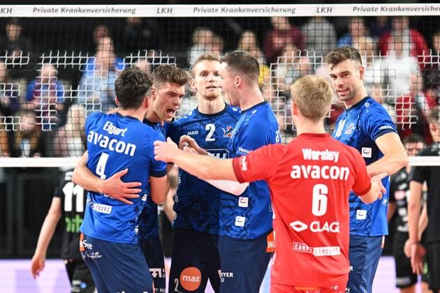 Volleyball I Herren I 2023-2024 I Bundesliga I DVV Pokal Achtelfinale I SVG Lüneburg - Baden Volleys SSC Karlsruhe I 4.11.2023 Der erste Satz bleibt in Lüneburg, Jubel, Freude, Gewinn Lüneburg LKH Arena Niedersachsen Deutschland Copyright: xLobeca AndreasxHannigx