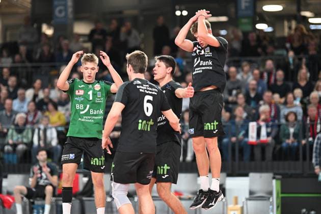Volleyball I Herren I 2023-2024 I Bundesliga I DVV Pokal Achtelfinale I SVG Lüneburg - Baden Volleys SSC Karlsruhe I 4.11.2023 Mika Ahmann (1, BADEN VOLLEYS SSC Karlsruhe) bejubelt hier einen Punkt, Geburtstag, Freude, feiern Lüneburg LKH Arena Niedersachsen Deutschland Copyright: xLobeca AndreasxHannigx