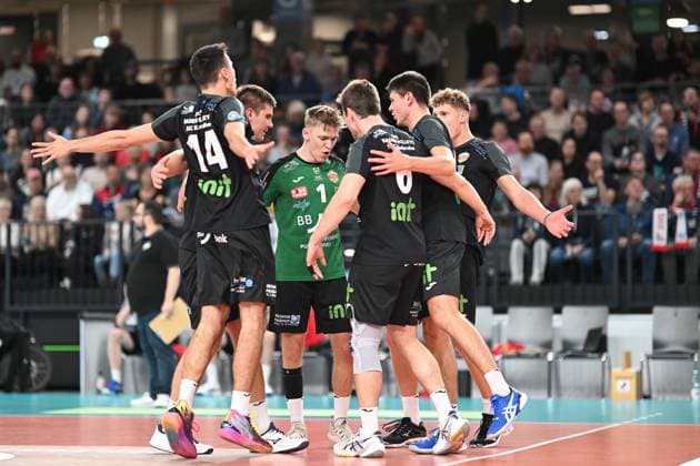 Volleyball I Herren I 2023-2024 I Bundesliga I DVV Pokal Achtelfinale I SVG Lüneburg - Baden Volleys SSC Karlsruhe I 4.11.2023 Mika Ahmann (1, BADEN VOLLEYS SSC Karlsruhe) in der Mitte der Mannschaft, Freude, Jubel, Geburtstag Lüneburg LKH Arena Niedersachsen Deutschland Copyright: xLobeca AndreasxHannigx